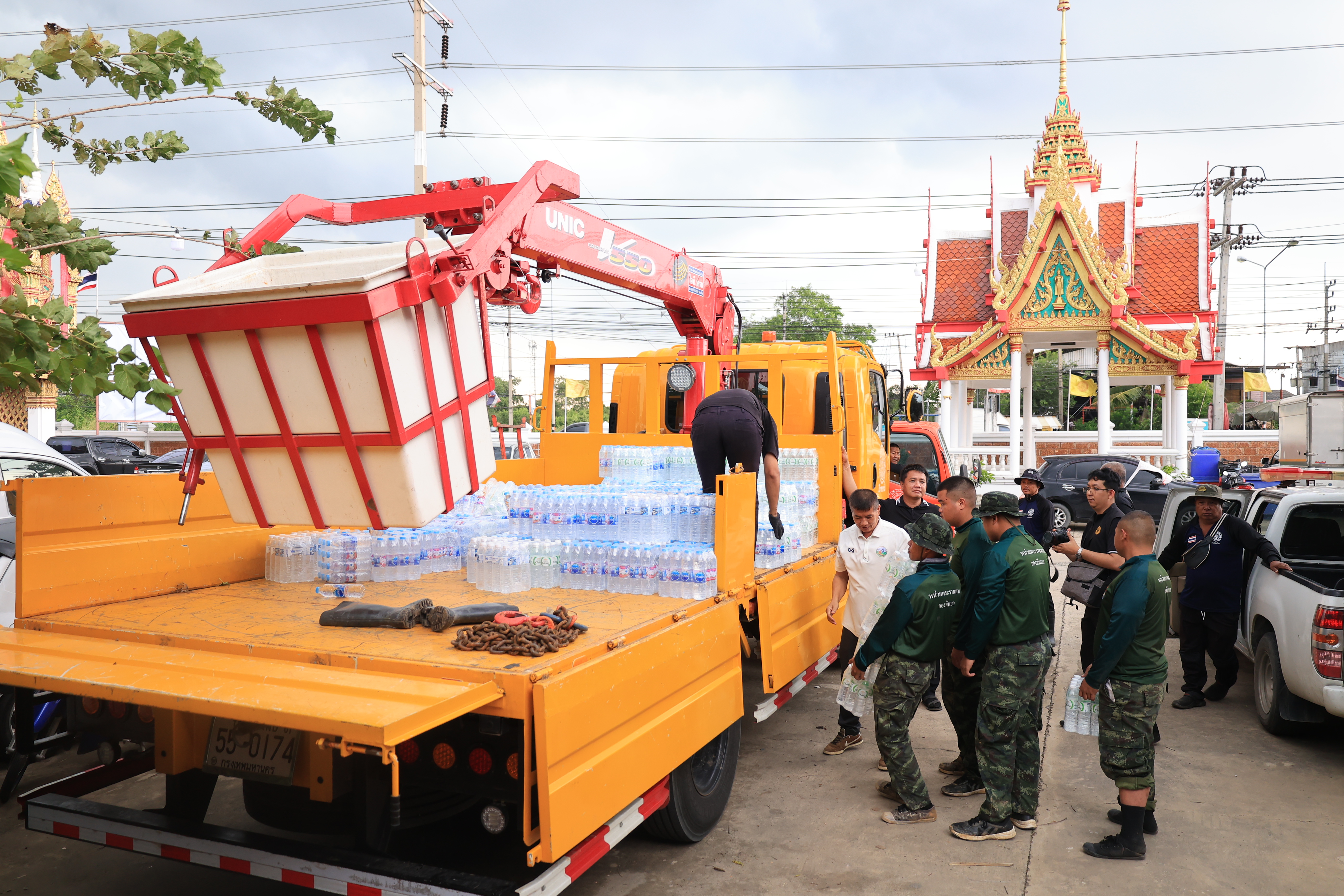 title - ส.ป.ก. ติดตามรมช.เกษตรฯ ช่วยเหลือพี่น้องผู้ประสบอุทกภัย ในเขตจังหวัดปทุมธานี